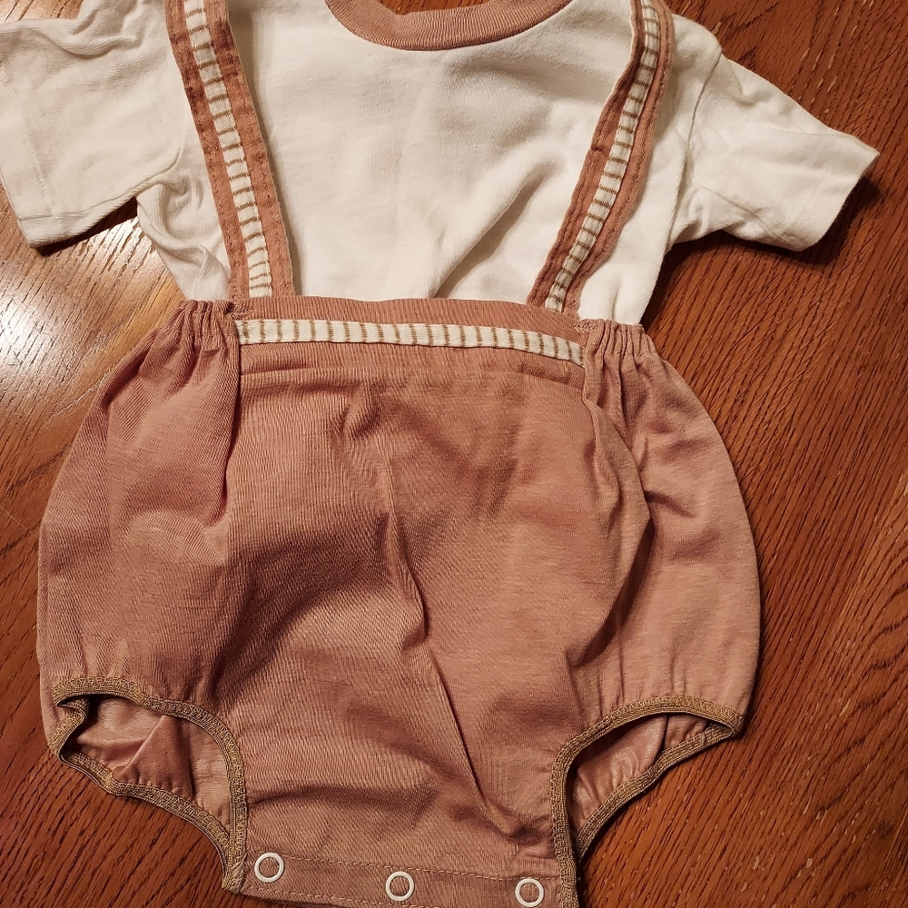 Vintage Carter Boy's 6M brown shirt and shorts set.